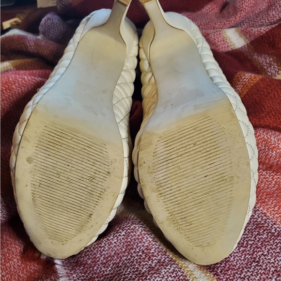 Vintage Cream Color Quilted Vegan Leather Pumps. 4.5" Heel. Size 8 - Picture 10 of 16